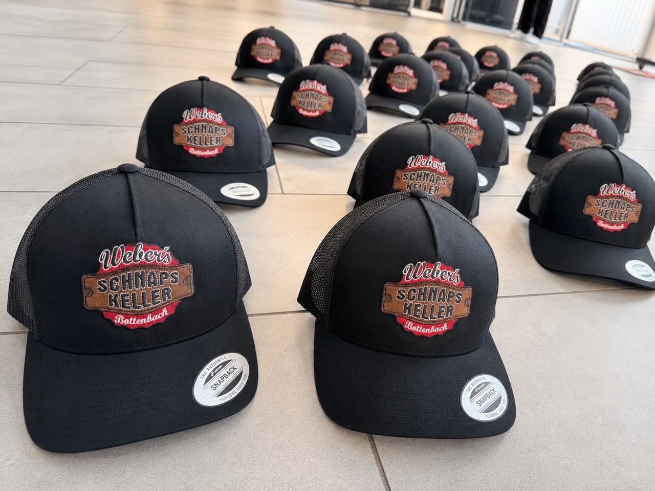 Serie bestickter Snapback-Caps mit gesticktem Vintage-Patch auf dem Boden des Ladengeschäfts